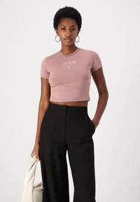 Guess Originals GO VINTAGE BAKER  - Camiseta estampada - twilight lavender