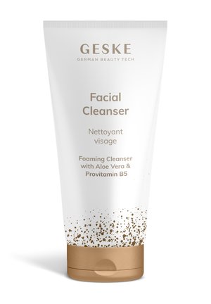 Geske Facial Cleanser Tube mit schäumender Formel, die Aloe Vera und Provitamin B5 enthält, weiß mit goldgesprenkeltem Design und goldenem Verschluss.