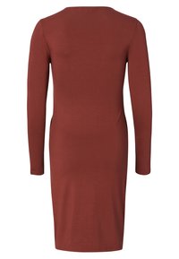 Robe ajustée à manches longues en tissu brun-rouge. Encolure dégagée simple avec une texture lisse et sans coutures ni embellissements visibles.