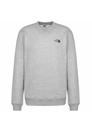 Jasnoszara bluza z okrągłym dekoltem, z prążkowanymi ściągaczami na rękawach i dole, z małym czarnym logo The North Face na lewej piersi.