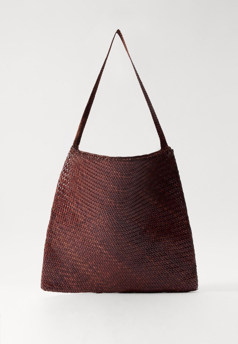 Ruskeat kudotut kassi, jossa on kolmiomainen muoto, yksittäinen olkahihna ja teksturoitu pinta, valmistettu joustavasta luonnonmateriaalista.