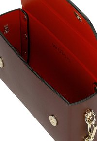 Borsa a tracolla rettangolare in pelle marrone con rivestimento interno rosso, chiusura a scatto dorata e dettaglio della tracolla in catena dorata.