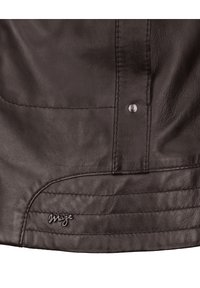 Schwarze Lederjacke mit glatter Textur, genähten Akzenten und einem kleinen "Maze"-Logo in der unteren Ecke. Druckknopfdetails sichtbar.