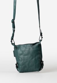 Borsa a tracolla in pelle teal con superficie testurizzata, tracolla regolabile e chiusura con zip. Presenta accenti in hardware nero e dettagli con occhielli laterali.