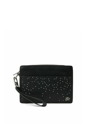 Pochette poignet rectangulaire noire avec des clous argentés éparpillés sur le devant, une sangle de poignet attachée à une boucle métallique, et un petit logo argenté dans un coin.