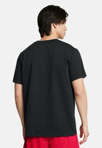 Under Armour HEAVYWEIGHT ARMOUR LABEL - Camiseta estampada - black