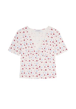 Blusa blanca de manga corta con estampado floral en rojo y azul claro, escote en V, botones en la parte delantera y detalle fruncido en el busto.