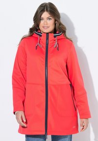 Rode softshell jas met een ritssluiting aan de voorkant, verstelbare capuchon en zijzakken. Bevat marineblauwe accenten en heeft een relaxte pasvorm.