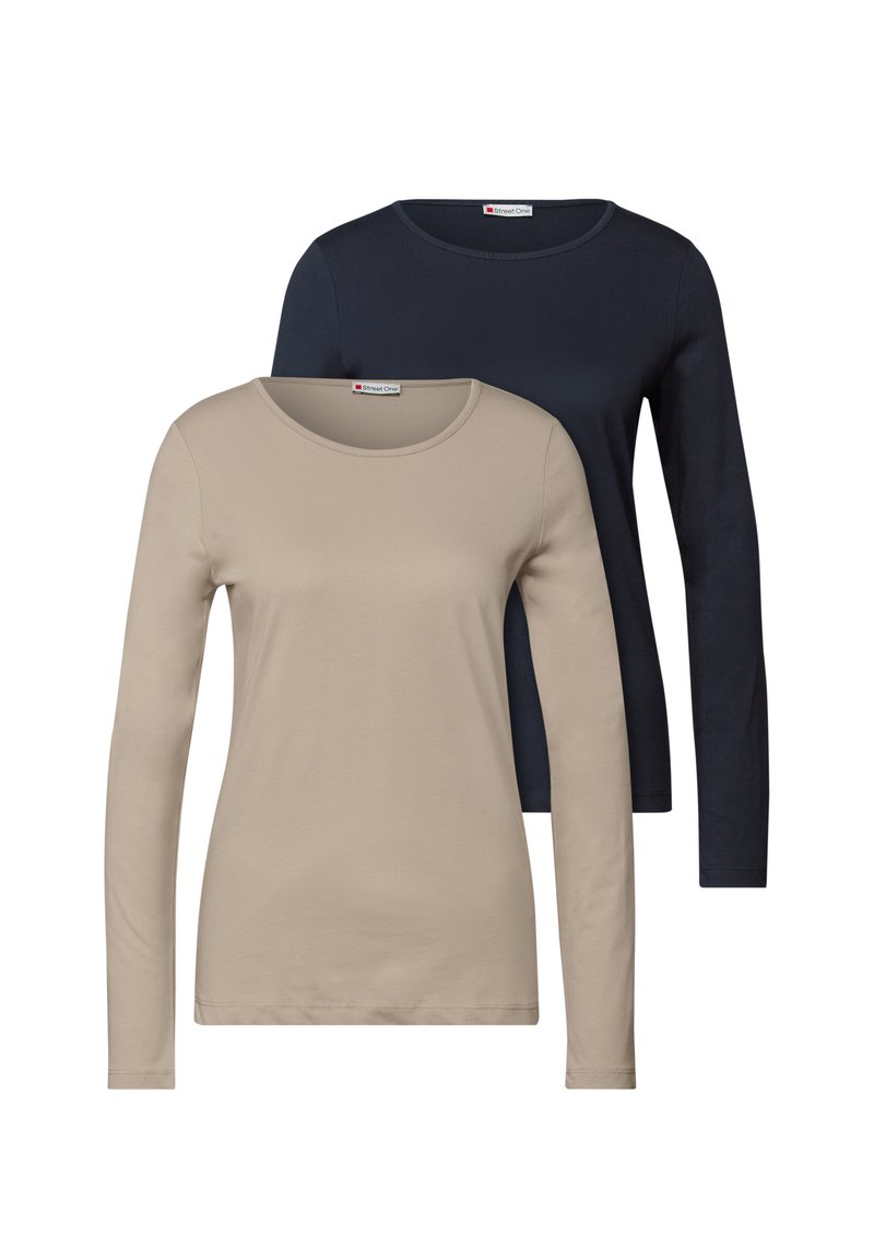 Due magliette a maniche lunghe: una beige e una blu navy. Entrambe hanno scolli rotondi, sono realizzate in morbido cotone e hanno un design aderente.