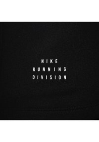 Schwarzer Stoff mit fettem weißen Text "NIKE RUNNING DIVISION", angeordnet in drei gestapelten Linien. Glatte Textur, keine Muster oder Hardware.