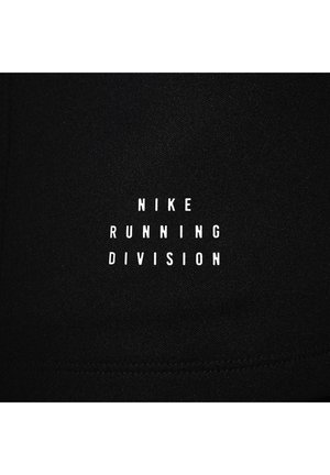 El tejido negro presenta un texto en blanco llamativo que dice "DIVISIÓN DE CORRER DE NIKE" dispuesto en tres líneas apiladas. Textura suave, sin patrones ni elementos metálicos.