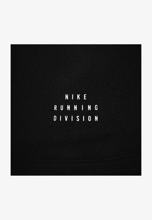 Un tissu noir présente un texte blanc audacieux portant l'inscription "DIVISION DE COURSE NIKE" disposé sur trois lignes empilées. Texture lisse, sans motifs ni accessoires.