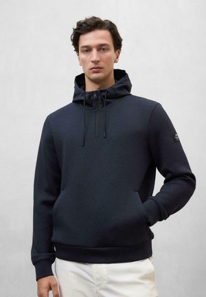 Navy Kapuzenpullover mit Reißverschlusskragen, vorderer Kängurutasche und elastischen Bündchen. Mit einem Markenetikett am linken Ärmel.