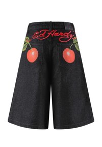 Bermudas de mezclilla negra con bordado rojo del texto "Ed Hardy" y dos grandes gráficos de cerezas en los bolsillos traseros.