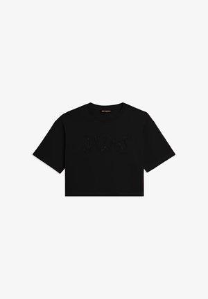 T-shirt nera corta con maniche corte e la scritta "FLOW" in piccoli borchiettini neri al centro davanti.