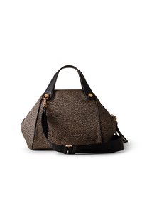 Bolso de mano con textura marrón y negra, asas de cuero negro y correa de hombro ajustable, con detalles de herrajes en tono dorado, sobre fondo blanco.