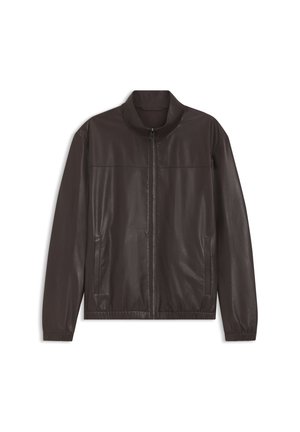 Veste en similicuir marron foncé avec fermeture éclair à l'avant, col montant, manches longues et deux poches latérales, présentée à plat sur un fond blanc.