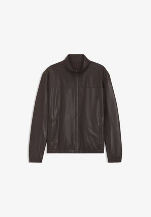 Σκούρο καφέ δερμάτινο μπουφάν με φερμουάρ μπροστά, όρθιο γιακά, μακριά μανίκια και δύο πλαϊνές τσέπες, απλωμένο επίπεδα σε λευκό φόντο.