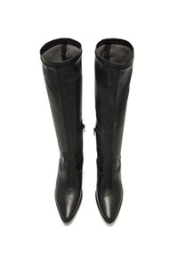 Botas negras de cuero hasta la rodilla con punta afilada y diseño elegante. Presentan cremalleras laterales y una textura lisa en la caña y el pie.