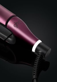 Elektrische haar Kruller in bordeaux metallic afwerking. Heeft een taps toelopend ontwerp, zwarte grip en een gestructureerd snoer. Witte accent aan de basis.