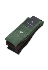 Zestaw trzech skarpetek w ribby w kolorze ciemnozielonym, brązowym i czarnym. Wykonane z materiału o gładkiej teksturze, z logo na zielonej skarpetce.
