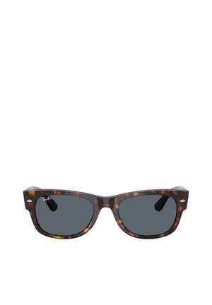 Occhiali da sole rettangolari con montatura tartarugata, lenti scure e logo Ray-Ban nell'angolo in alto a destra della lente destra.