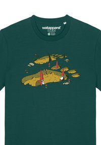 Donkergroene T-shirt met een cartoonontwerp van kabouters in een gele landschap met heuvels, stenen en paddenstoelen. Zacht katoen.