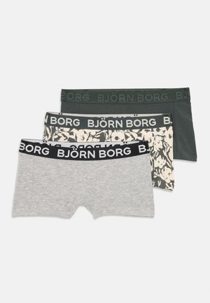 Tri parova muških bokserica: sive pamučne, s crnim pojasom s natpisom "BJÖRN BORG", cvjetni uzorak u prigušenim bojama i tamnozeleni materijal.