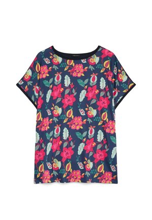 Granatowa bluzka z krótkim rękawem z jasnoróżowym, żółtym i zielonym kwiatowym wzorem oraz okrągłym dekoltem.