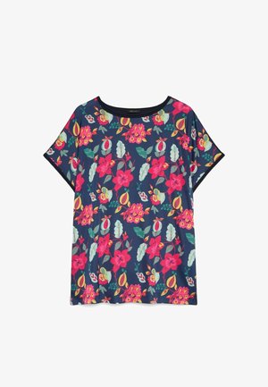 Granatowa bluzka z krótkim rękawem z jasnoróżowym, żółtym i zielonym kwiatowym wzorem oraz okrągłym dekoltem.