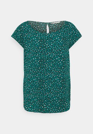 Top de manga corta en color verde azulado con un estampado de animales en negro y verde, detalle de ojal en la parte trasera y un corte relajado.