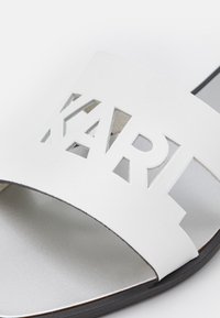 KARL LAGERFELD SKOOT II CUT OUT - Papucsszandálok - white/silver