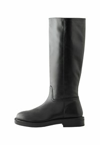 Knöchelhoge schwarze Lederstiefel mit einer glatten Oberfläche, runder Zehenpartie und niedrigem Stacked-Absatz. Verfügt über minimale Nähte und ein elegantes Design.