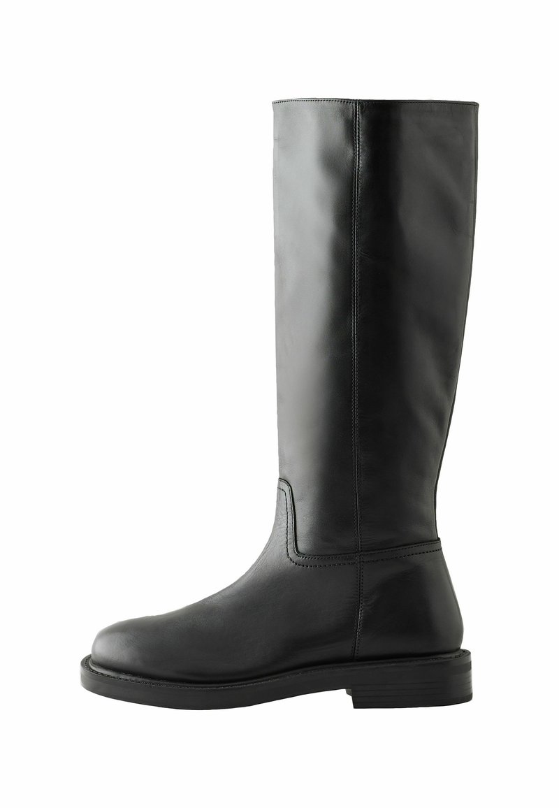Knöchelhoge schwarze Lederstiefel mit einer glatten Oberfläche, runder Zehenpartie und niedrigem Stacked-Absatz. Verfügt über minimale Nähte und ein elegantes Design.