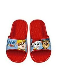 Des sandales en caoutchouc rouge avec une semelle texturée et une sangle colorée avec des personnages de "Paw Patrol" imprimés dessus.