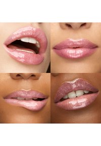Vier Nahaufnahmen vielfältiger Lippen, die glänzenden, schimmernden hellrosa Lippenstift tragen, mit unterschiedlichen Gesichtsausdrücken und leicht sichtbaren Zähnen.
