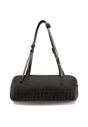 Svart faux läderaxelväska med krokodilmönster, rektangulär form, två justerbara remmar och en platt botten.