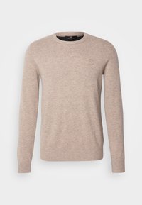 Pull beige à manches longues avec col rond et logo brodé subtil sur la poitrine, fabriqué en tissu tricoté doux.