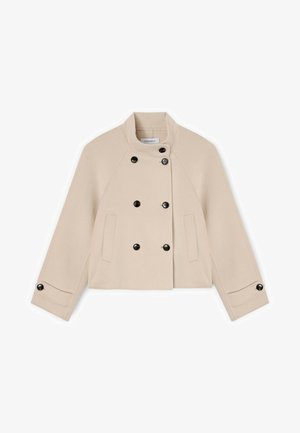 Giacca doppiopetto beige con sei bottoni neri, colletto alla coreana, maniche lunghe con polsini abbottonati e due tasche frontali a fessura.