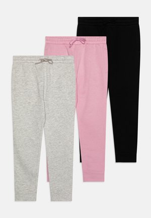 Tre par slim fit joggingbukser stablet, i lysegrå, pink og sort, med elastiske taljebånd og snore på en hvid baggrund.