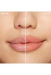 Voor: natuurlijke, ongekleurde lippen. Na: zachte, matte roze lippen met een soepele textuur, die een verbeterde vorm en definitie tonen.