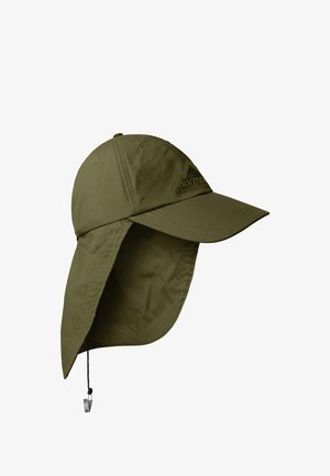 Olivgrüne Outdoor-Kappe mit breiter Krempe und abnehmbarer Nackenklappe, mit verstellbarem Kinnriemen und Logo auf dem Frontpanel.