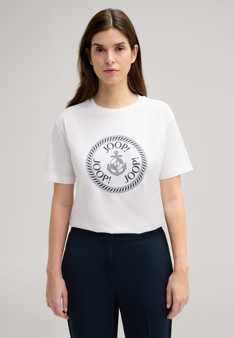 Witte katoenen T-shirt met een ronde zwarte graphic waarin het herhaalde woord "JOOP!" staat en een ankerontwerp, gecombineerd met een marineblauwe broek.