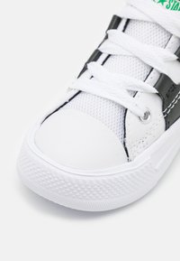 Converse CHUCK TAYLOR ALL STAR ULTRA HOME TEAM UNISEX - Trainers - white/black/green