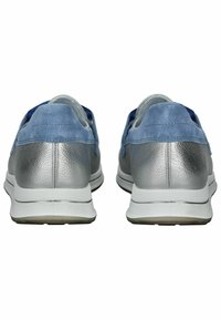 Scarpe in suede blu e metallizzate argento con profilo basso, punta arrotondata e texture contrastanti nella zona del tallone e delle tomaie.