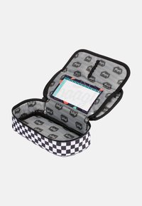 Astuccio a quadretti bianco e nero con chiusura a zip, dotato di un interno a strisce e una sezione trasparente per etichette.