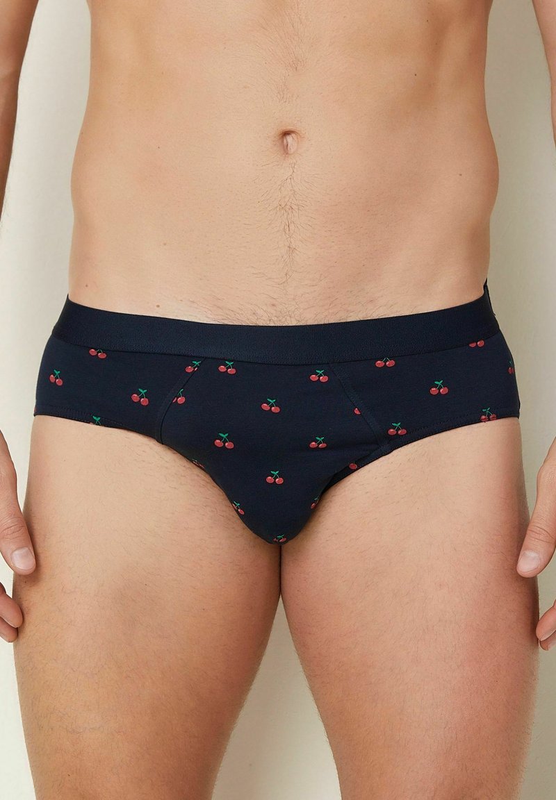 Marineblauwe herenonderbroek met een kersenpatroon. Het materiaal is zacht en heeft een elastische tailleband voor comfort.