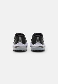 ASICS Cestná bežecká obuv - black/white