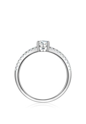 Sølv forlovelsesring med en enkelt diamant i en fire-tands fatning og mindre diamanter langs ringen.