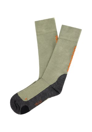 Par de calcetines verde oliva con talones y punteras gris oscuro, con texto naranja en los lados y marca de talla cerca de los dedos.
